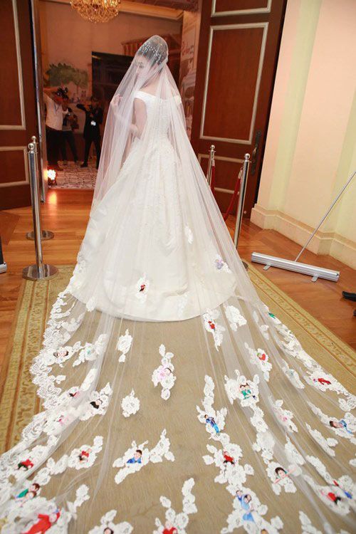Váy cưới Ngân Khánh mượn ý tưởng từ Angelina Jolie? 6