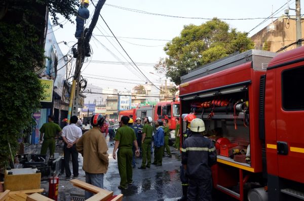 Công ty thiết bị tin học văn phòng phát hỏa vào rạng sáng 2