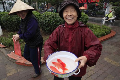 Người Hà Nội thả cá chép tiễn ông Táo trong mưa rét 3