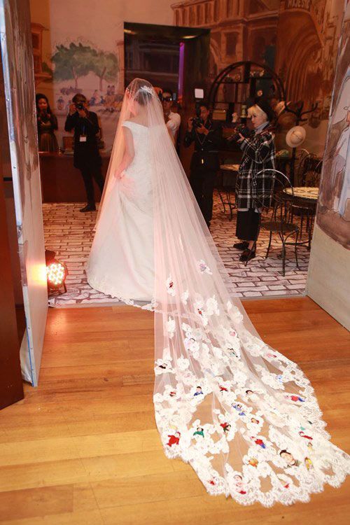 Váy cưới Ngân Khánh mượn ý tưởng từ Angelina Jolie? 3