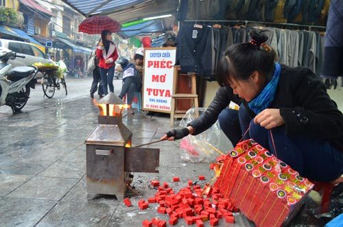 HN: Vỉa hè phố cổ “đỏ lửa” trong ngày tiễn ông Táo 27