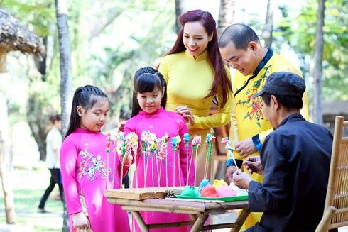 Gia đình Việt Hương, Thúy Hạnh, Bình Minh mặc áo dài du xuân 12