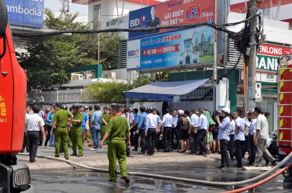 Cháy tại tòa nhà 10 tầng, hàng trăm người hốt hoảng tháo chạy 2