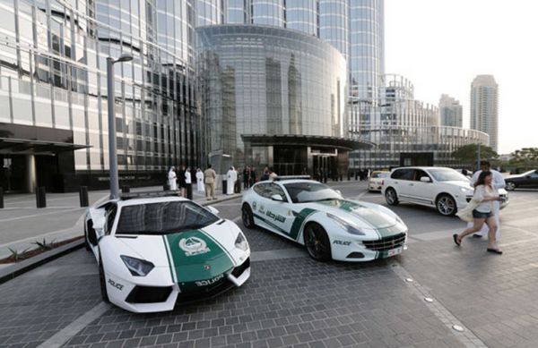 Cảnh sát Dubai khoe siêu xe dọa nạt các tay đua 6