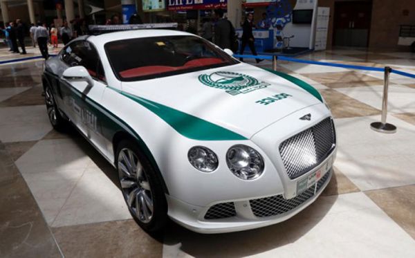 Cảnh sát Dubai khoe siêu xe dọa nạt các tay đua 15