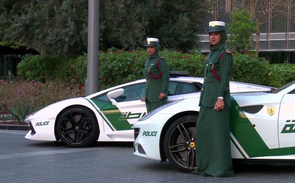 Cảnh sát Dubai khoe siêu xe dọa nạt các tay đua 11