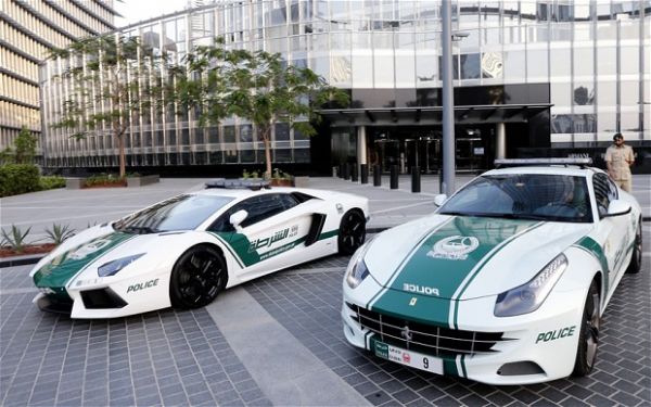 Cảnh sát Dubai khoe siêu xe dọa nạt các tay đua 12