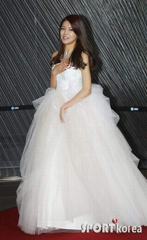 Top 10 sao nữ Kpop mặc váy cưới đẹp nhất 12