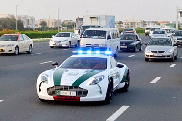 Cảnh sát Dubai khoe siêu xe dọa nạt các tay đua 8