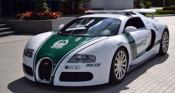 Cảnh sát Dubai khoe siêu xe dọa nạt các tay đua 16