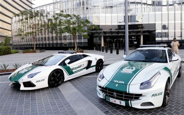 Cảnh sát Dubai khoe siêu xe dọa nạt các tay đua 13