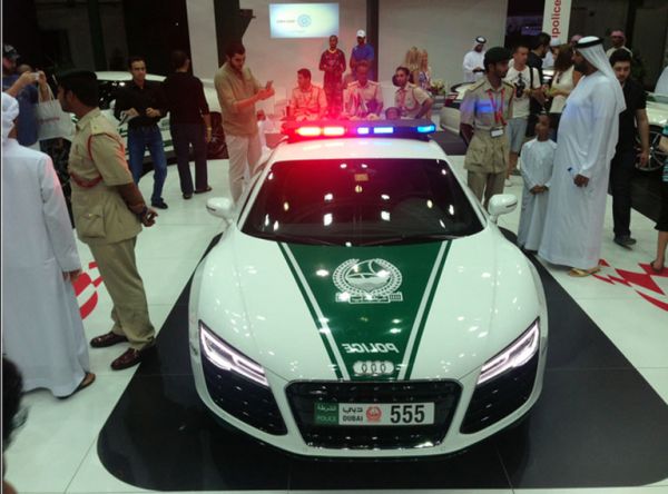 Cảnh sát Dubai khoe siêu xe dọa nạt các tay đua 7