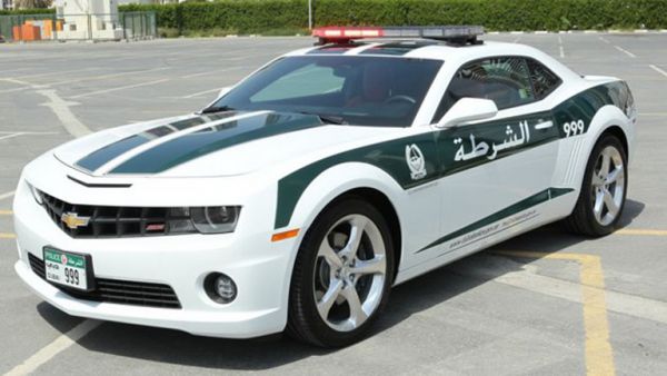 Cảnh sát Dubai khoe siêu xe dọa nạt các tay đua 3