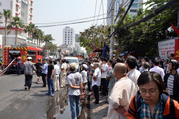 Cháy tại tòa nhà 10 tầng, hàng trăm người hốt hoảng tháo chạy 4