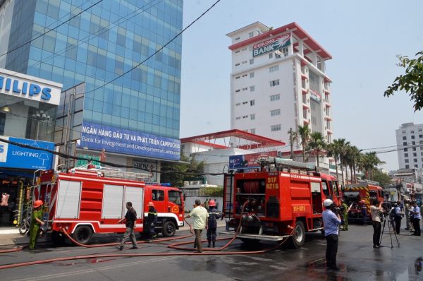 Cháy tại tòa nhà 10 tầng, hàng trăm người hốt hoảng tháo chạy 6