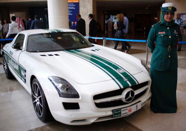 Cảnh sát Dubai khoe siêu xe dọa nạt các tay đua 10