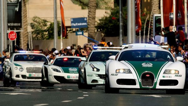 Cảnh sát Dubai khoe siêu xe dọa nạt các tay đua 2