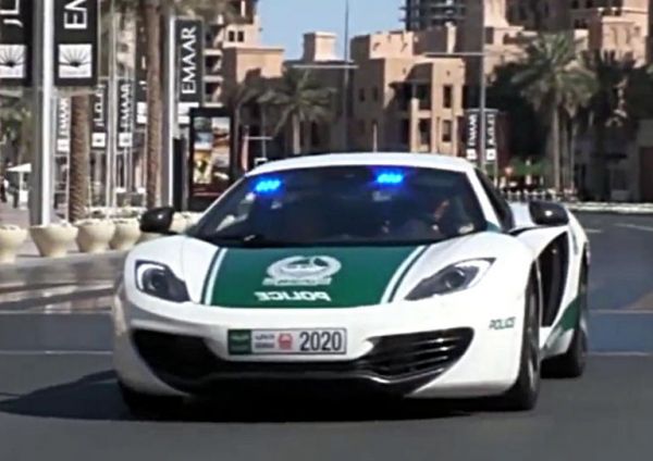 Cảnh sát Dubai khoe siêu xe dọa nạt các tay đua 5