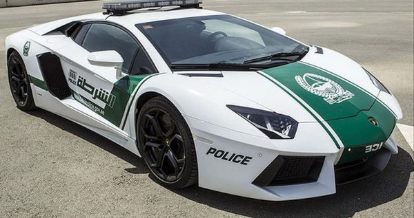 Cảnh sát Dubai khoe siêu xe dọa nạt các tay đua 14