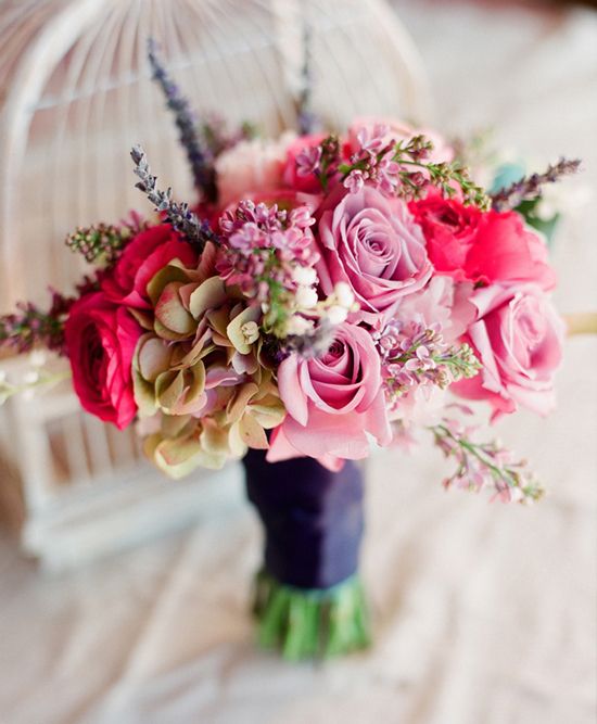 Hoa cưới màu hồng cho cô dâu Việt 5