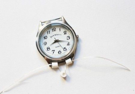 Làm đồng hồ handmade với dây đeo kết từ hạt nhựa 4
