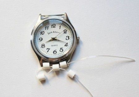 Làm đồng hồ handmade với dây đeo kết từ hạt nhựa 5
