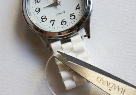 Làm đồng hồ handmade với dây đeo kết từ hạt nhựa 7