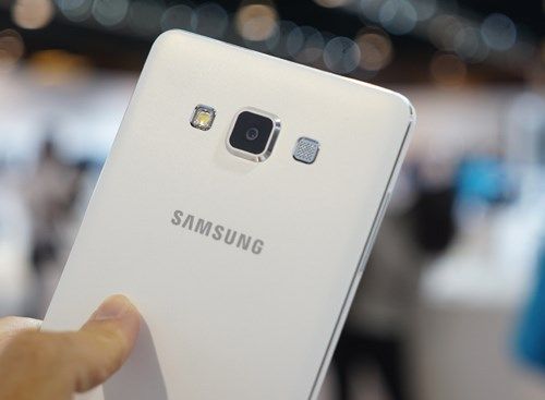 Cận cảnh smartphone Galaxy A7 giá 10 triệu đồng 4