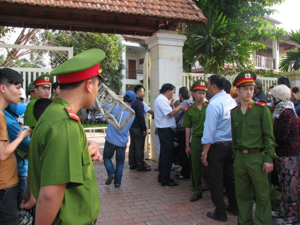 Người dân Đà Nẵng xếp hàng vào viếng ông Nguyễn Bá Thanh 12