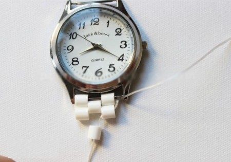 Làm đồng hồ handmade với dây đeo kết từ hạt nhựa 6