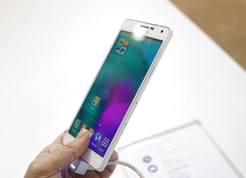 Cận cảnh smartphone Galaxy A7 giá 10 triệu đồng 2