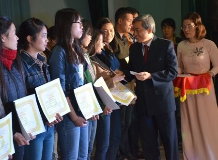 Học bổng Phạm Văn Đồng tiếp sức hơn 600 sinh viên khá, giỏi 2