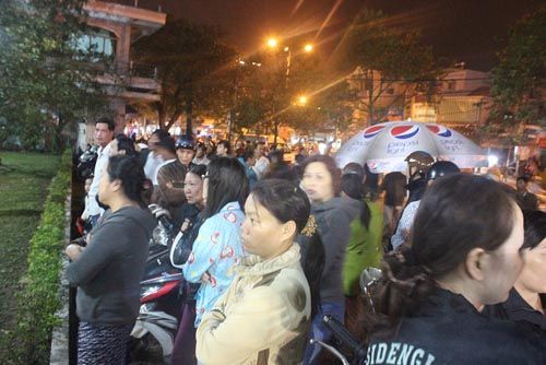 Hàng trăm người chờ viếng ông Bá Thanh trong đêm 6