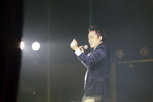 Tùng Dương, Khánh Linh hát hết mình dưới mưa lạnh 3