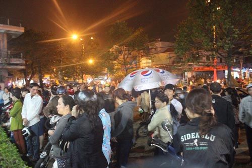 Hàng trăm người chờ viếng ông Bá Thanh trong đêm 15