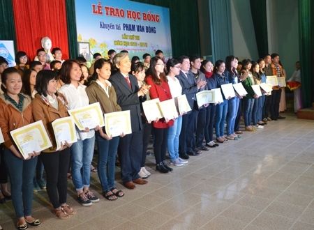 Học bổng Phạm Văn Đồng tiếp sức hơn 600 sinh viên khá, giỏi 3