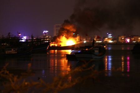 Tàu cá bất ngờ bốc cháy dữ dội trên sông Hàn 2