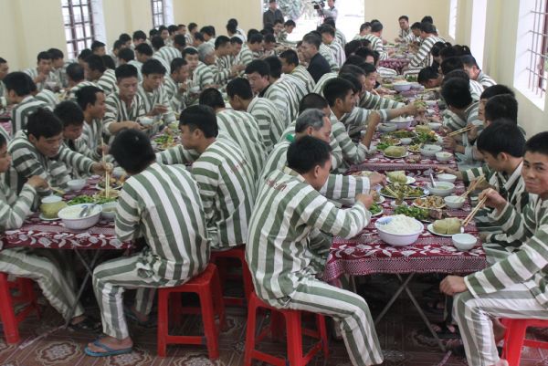 Giấc mơ sum họp gia đình ở bữa cơm tất niên trong trại giam 6