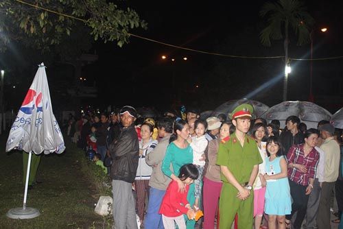 Hàng trăm người chờ viếng ông Bá Thanh trong đêm 12