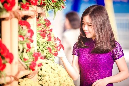 Bạn trẻ Đà Nẵng “khoe dáng” với hoa Xuân 16