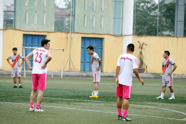 Ca sĩ Tuấn Hưng ghi bàn kiểu Ronaldo 8