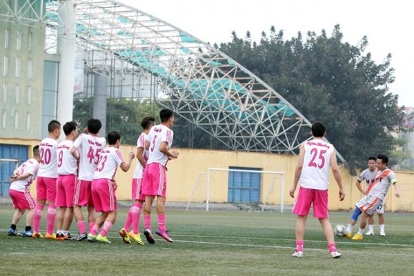 Ca sĩ Tuấn Hưng ghi bàn kiểu Ronaldo 2