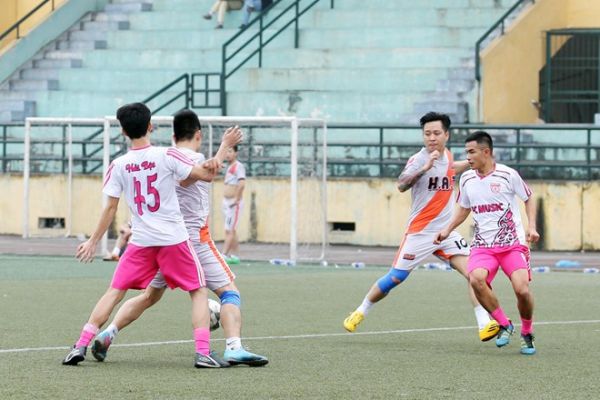 Ca sĩ Tuấn Hưng ghi bàn kiểu Ronaldo 5