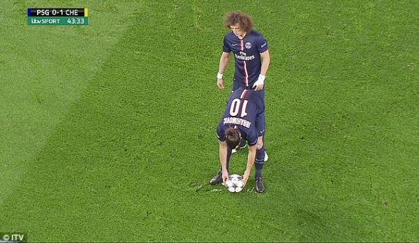 David Luiz giở trò gian lận nhằm giúp Ibra ghi bàn 6