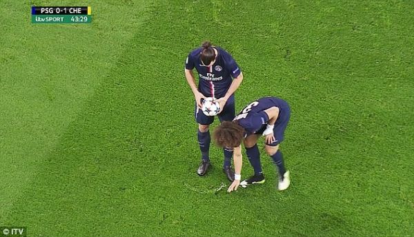 David Luiz giở trò gian lận nhằm giúp Ibra ghi bàn 3