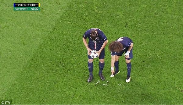 David Luiz giở trò gian lận nhằm giúp Ibra ghi bàn 5