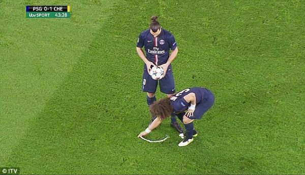 David Luiz giở trò gian lận nhằm giúp Ibra ghi bàn 2