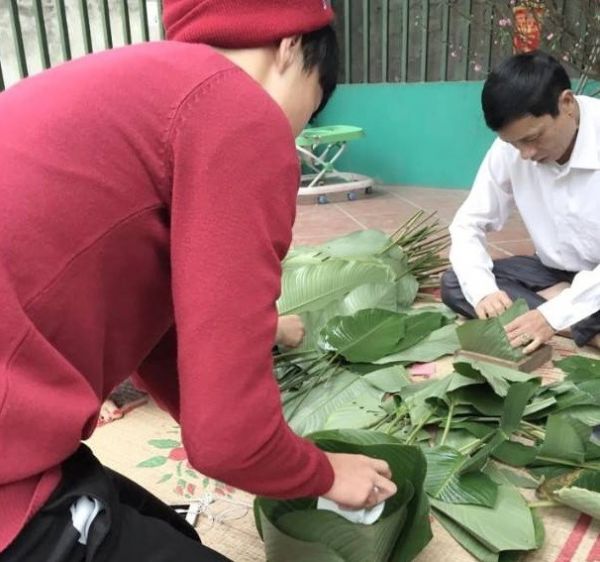 Văn Toàn trổ tài gói bánh chưng tặng Công Phượng 2