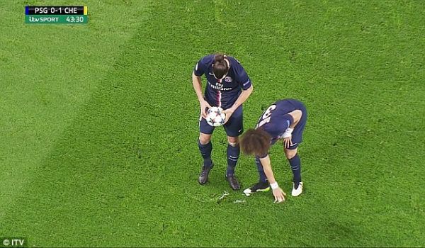 David Luiz giở trò gian lận nhằm giúp Ibra ghi bàn 4