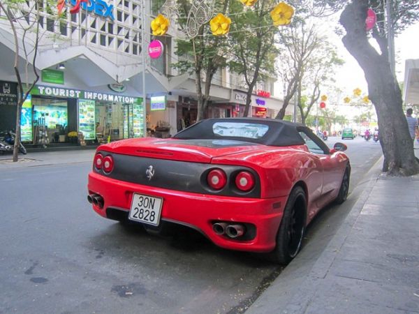 Siêu xe Ferrari F360 dạo phố Sài Gòn đầu năm 2